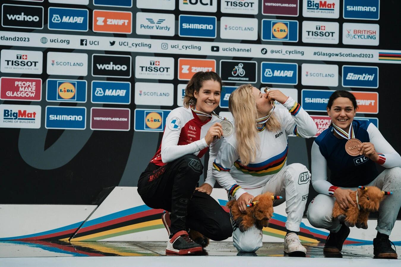 Vali kissing medal 2